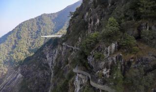 工人高空行走4小时